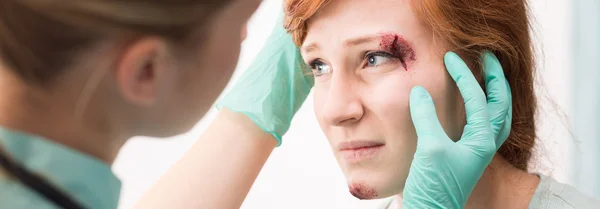 Mulher com sobrancelha cortada — Fotografia de Stock