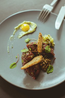 Yumurta sarısı ile biftek tartar.