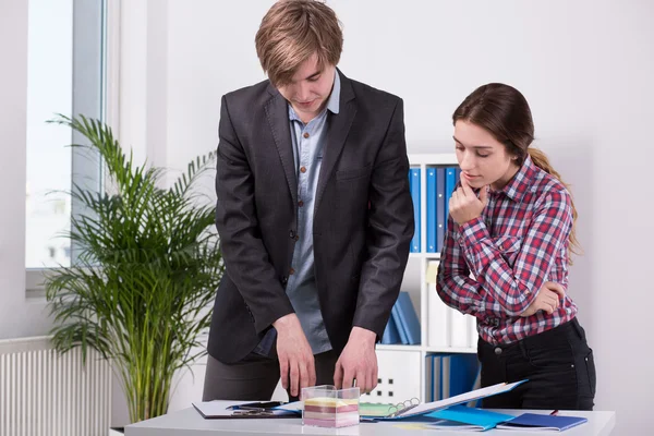 Manager and employee discussing ideas — Stock Photo, Image
