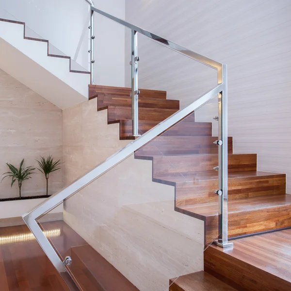 Escadaria elegante em interior brilhante — Fotografia de Stock