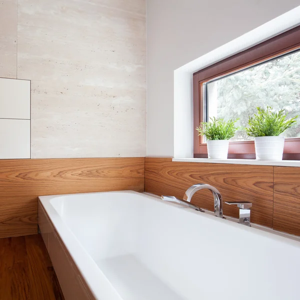 Porcelain bath in modern washroom — Stock Photo, Image