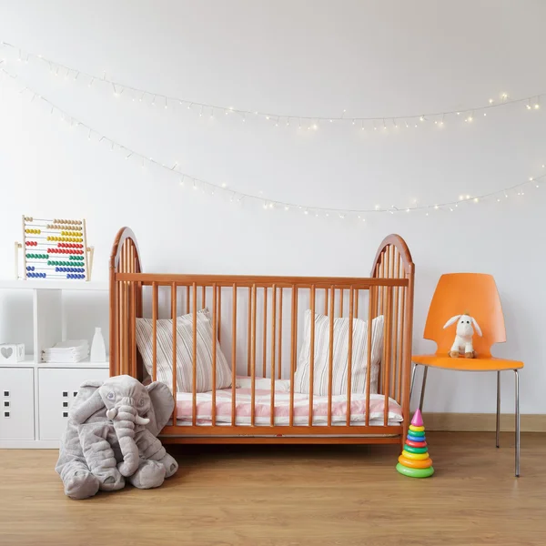 Дитяча кімната з дерев'яним ліжечком — стокове фото