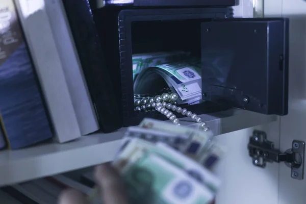 Ladrón tomando dinero y collar — Foto de Stock