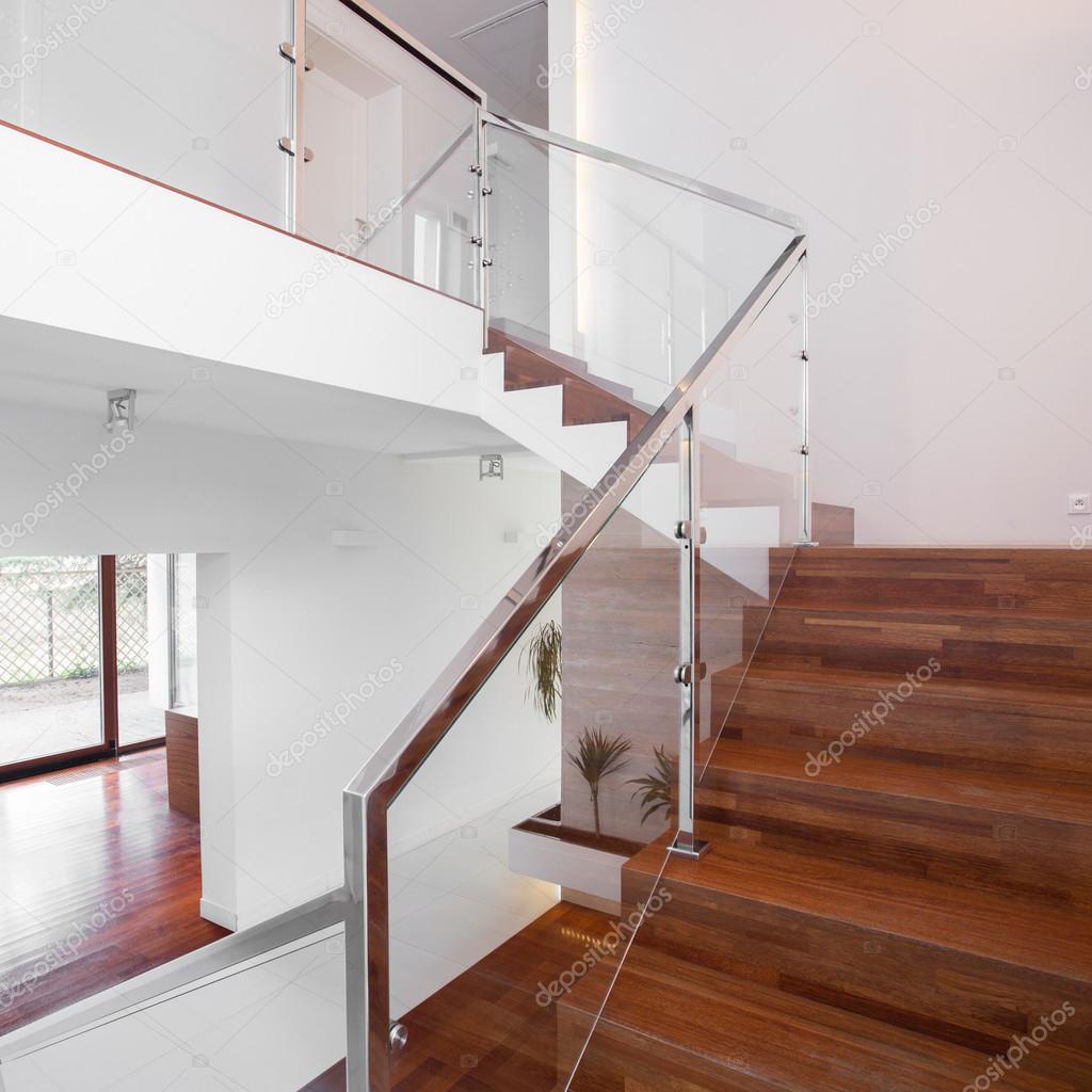 Escaleras De Madera Con Barandilla Elegante Foto De Stock ~ Barandillas De Cristal Para Escaleras Interiores Escaleras De Madera Con Barandilla Elegante Foto De Stock ~ Barandillas De Cristal Para Escaleras Interiores