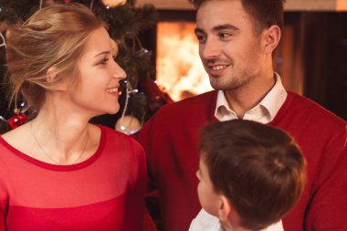 Noel arifesi dekore edilmiş ev