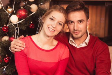 Evli çift Noel kutluyor