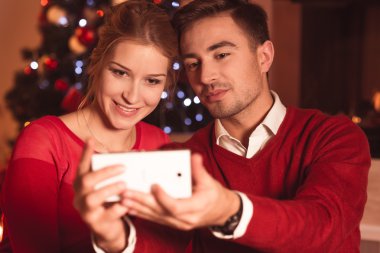 Çift Noel selfie yapıyor