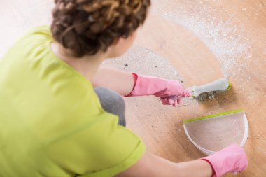 kadın süpürme zemin