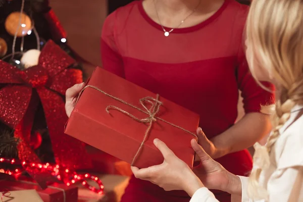 Mãe dando presente de Natal — Fotografia de Stock