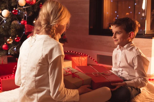 Enfants déballer cadeaux de Noël — Photo