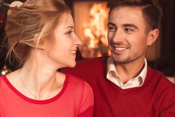 Pareja celebrando Año Nuevo —  Fotos de Stock