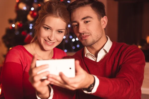 Casal fazendo selfie de Natal — Fotografia de Stock
