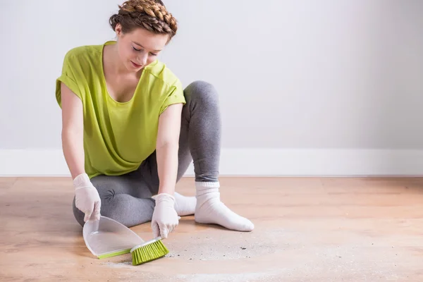 Maid brooming lägenhet — Stockfoto