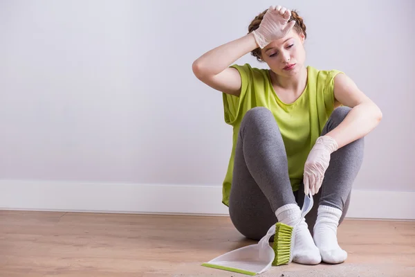 Erschöpfte Hausfrau nach Hauswirtschaft — Stockfoto