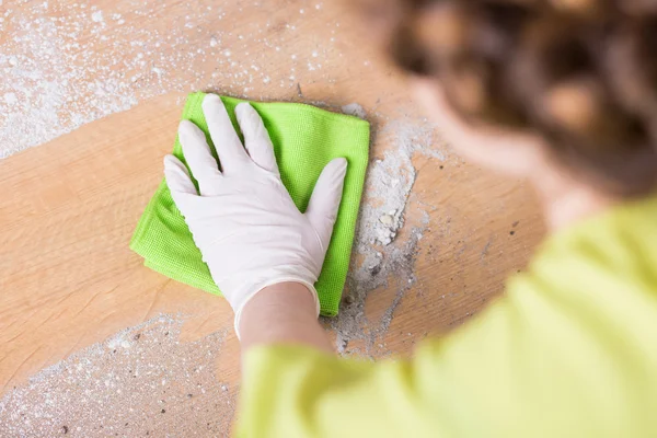 Mujer piso de limpieza con limpiaparabrisas — Foto de Stock