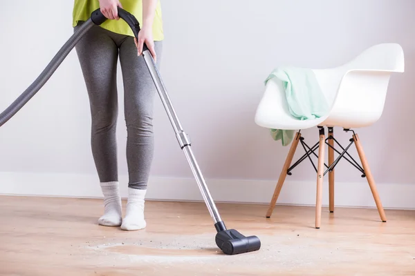 Maid vacuuming golv — Stockfoto
