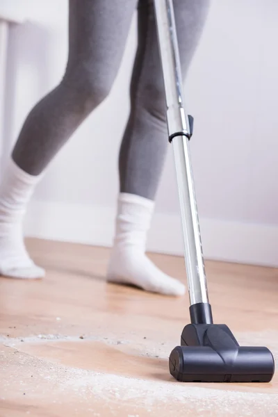 Mujer clening casa después de la renovación — Foto de Stock