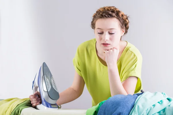 Dona de casa em pilha de roupas — Fotografia de Stock