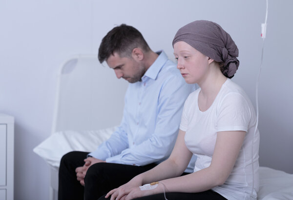 Отчаяние отца и больного ребенка
