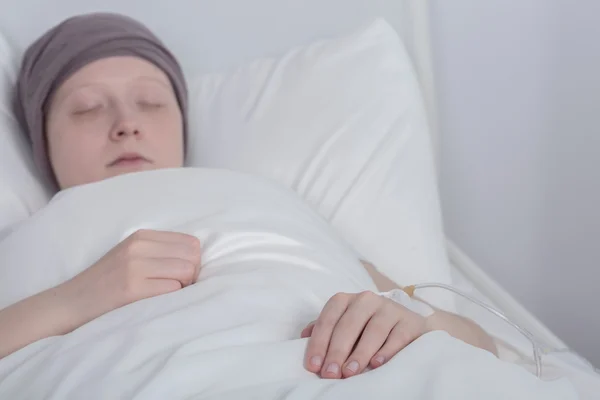 Niña con cáncer durante la terapia — Foto de Stock