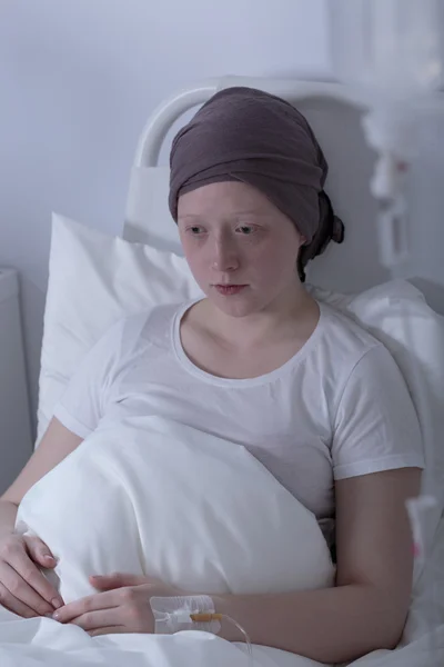 Trauriges Mädchen mit Tumor — Stockfoto