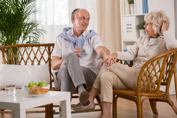 Äldre älskande par anläggning händer — Stockfoto