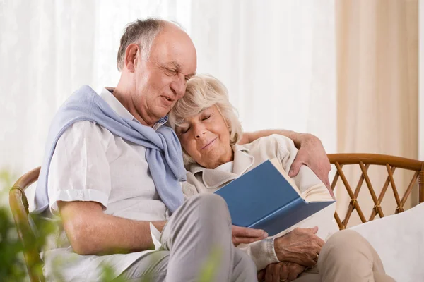 Äldre man omfamnar sin fru — Stockfoto