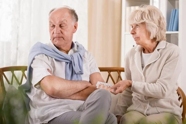 El hombre no quiere tomar pastillas. — Foto de Stock