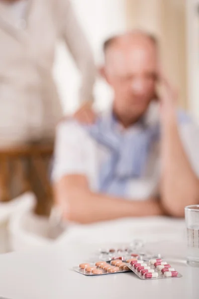 Pillen op tafel — Stockfoto