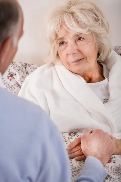 Kranke Frau wird von ihrem Mann unterstützt — Stockfoto