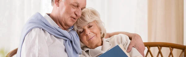 Boldog nyugdíjas pár pihenő — Stock Fotó