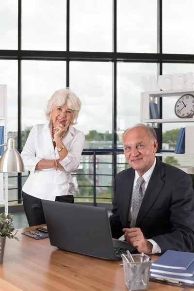 Couple d'affaires au bureau — Photo