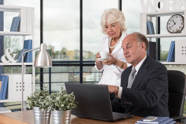 Senior manager med en bärbar dator — Stockfoto