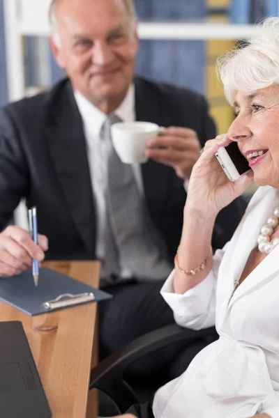 Personas mayores de negocios que tienen reunión — Foto de Stock