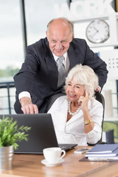 Зрелый бизнесмен с женой — стоковое фото