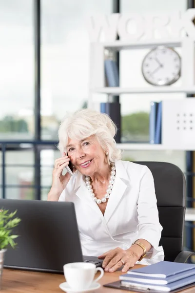 Mogen affärskvinna som arbetar på kontoret — Stockfoto