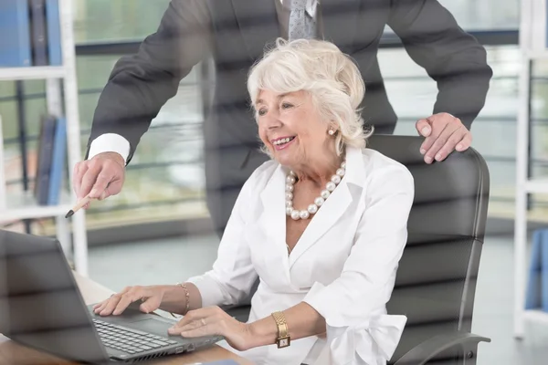 Kvinnlig chef i office — Stockfoto