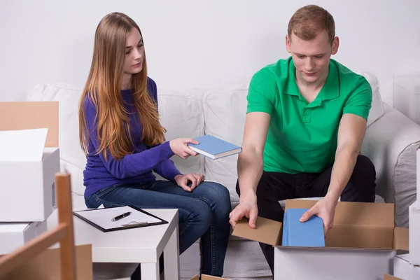 Joven par de libros de embalaje — Foto de Stock