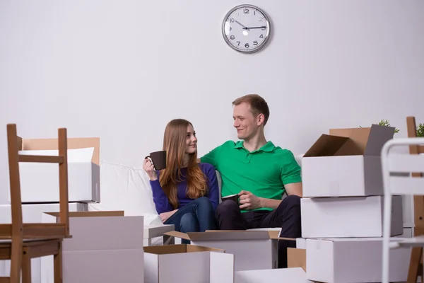 Lyckliga paret flyttar ut — Stockfoto