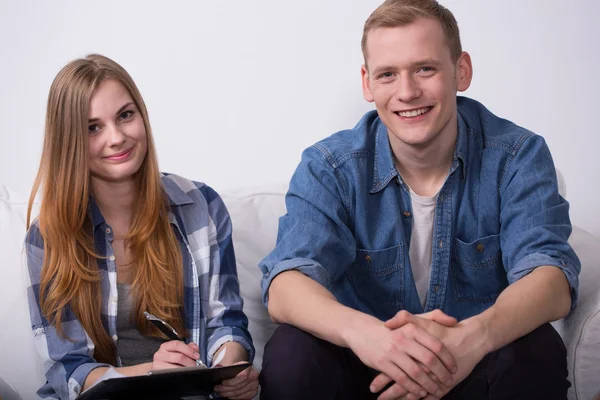 Zufriedenes junges Paar wechselt Wohnung — Stockfoto