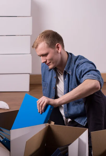 Mannelijke verpakking boeken in karton — Stockfoto