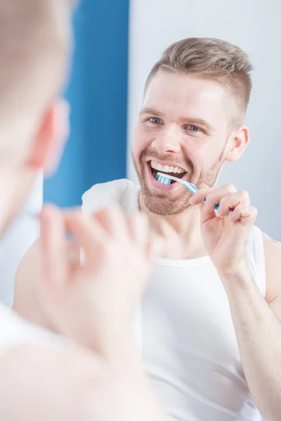 Neoholený muž, čistit si zuby — Stock fotografie