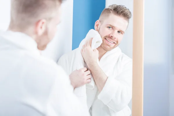 Aantrekkelijke man in badkamer — Stockfoto