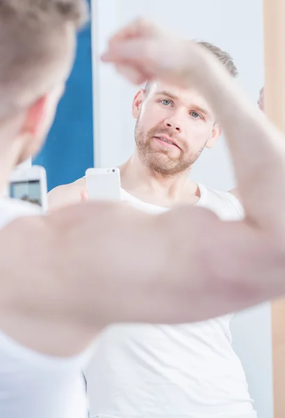 Człowiek z mięśni bicepsów — Zdjęcie stockowe