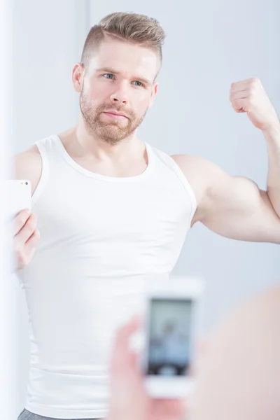 Mann fotografiert sich selbst — Stockfoto