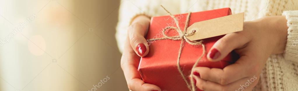 Christmas gifts kids. новый год подарки люди. Give presents. Open christmas present. подарок на новый год женщине.
