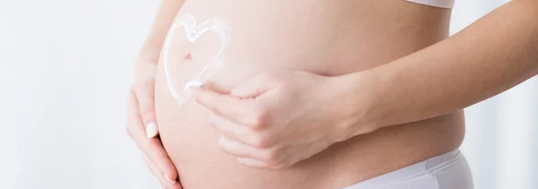 Hjärtat på gravid mage — Stockfoto