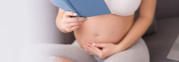 Mujer embarazada lectura libro — Foto de Stock