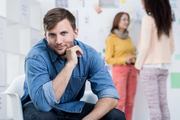 Le jeune homme est très confiant — Photo