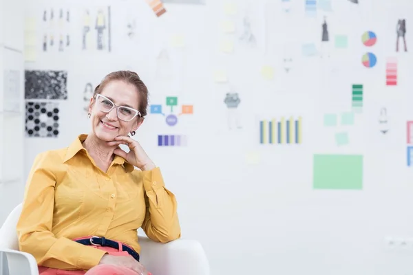 Frau und ihr modernes Geschäft — Stockfoto